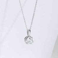 {"en-us":"solitaire diamond pendant on a white gold chain"}