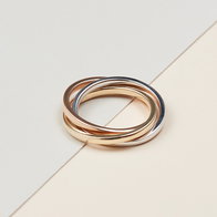 {"en-us":"Tri‑color rolling ring with intertwined yellow gold, white gold, and rose gold bands on a neutral background."}
